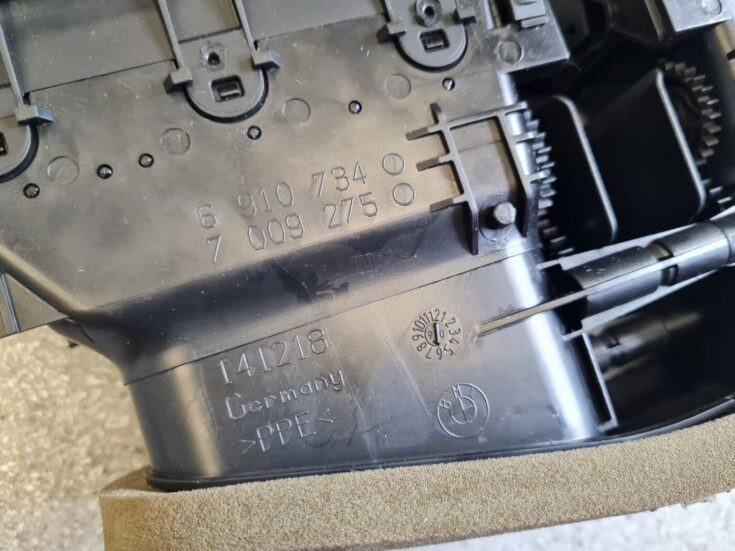 Mērinstrumentu paneļa gaisa vads, centrā priekš BMW 520D E60 2006 ENG.