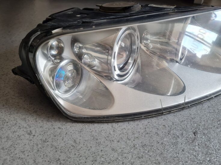 Priekšējais labais lukturis priekš VW TOUAREG 2007
